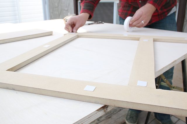 カットした板を組み立てるだけの折りたたみ可能なコンパクトテーブルの作り方