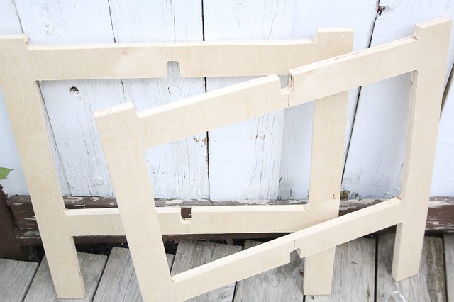 カットした板を組み立てるだけの折りたたみ可能なコンパクトテーブルの作り方