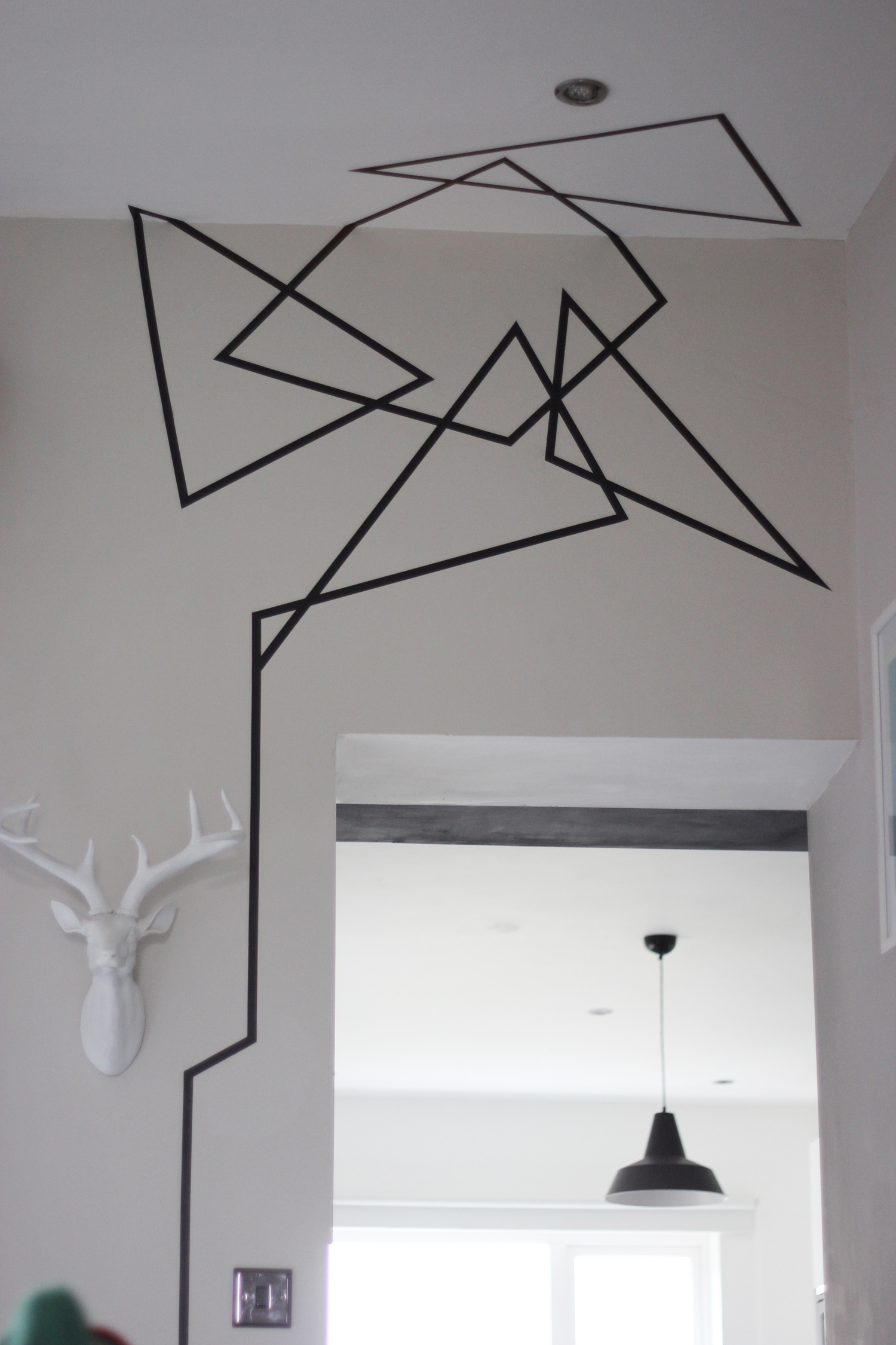 マスキングテープで自宅の壁をアートにdiy Diyer S リノベと暮らしとdiy